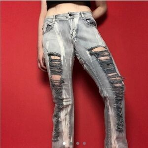 Lovesick branded acid wash jeans. 🤍🤍